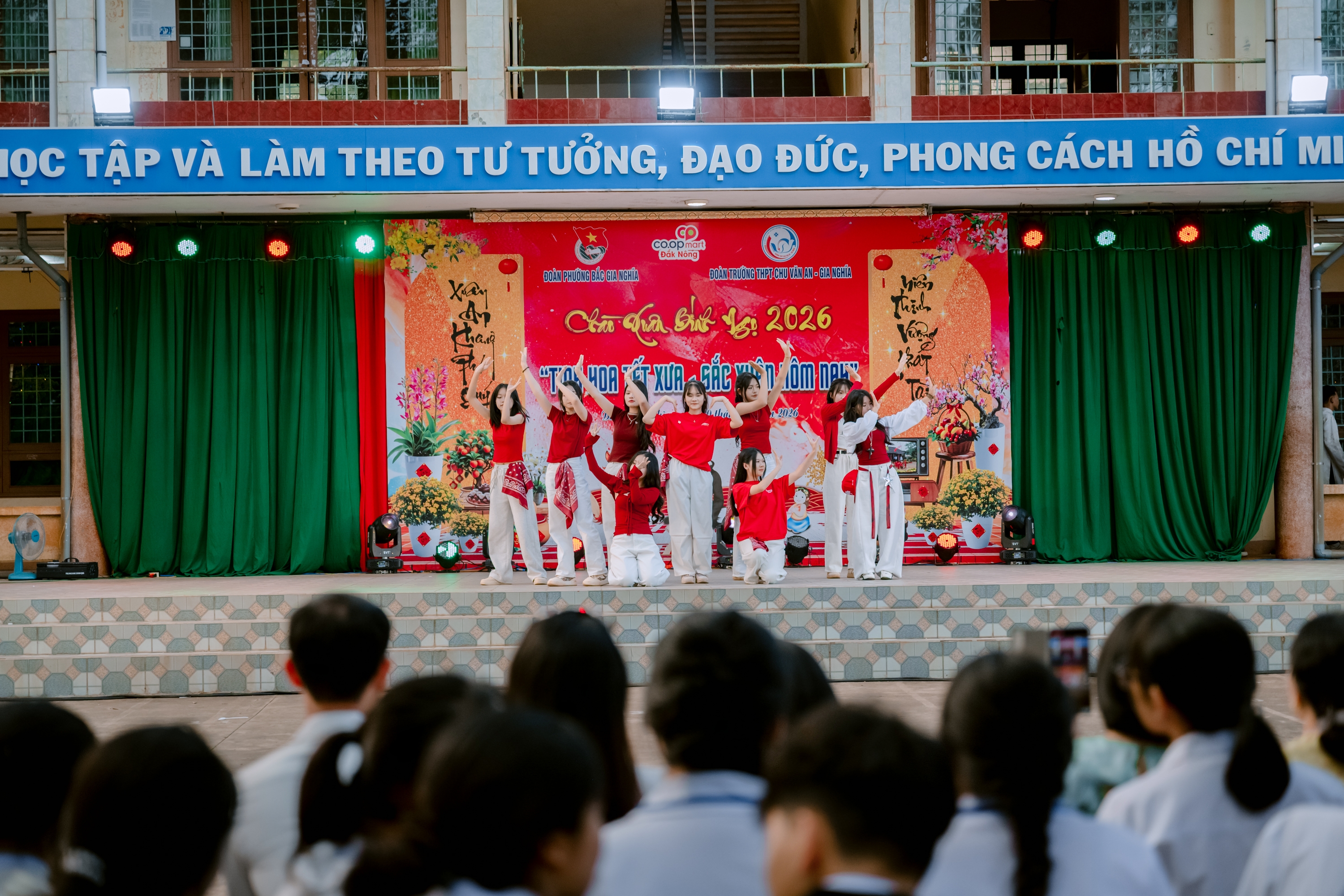 TRƯỜNG THPT CHU VĂN AN – GIA NGHĨA RỘN RÀNG HỘI THI TRÌNH DIỄN “TINH HOA TẾT XƯA – SẮC XUÂN HÔM NAY” XUÂN 2026