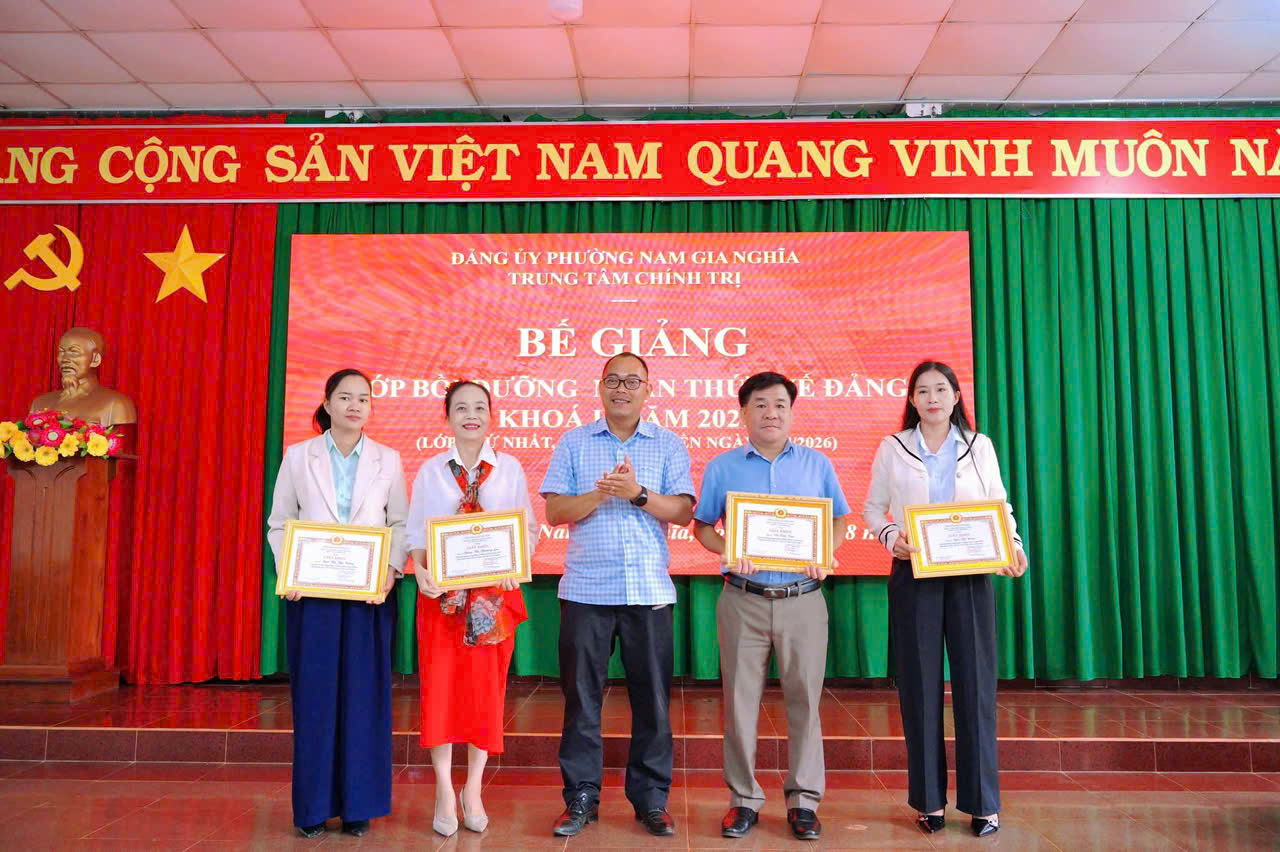 QUẦN CHÚNG ƯU TÚ TRƯỜNG THPT CHU VĂN AN – GIA NGHĨA THAM GIA LỚP BỒI DƯỠNG NHẬN THỨC VỀ ĐẢNG