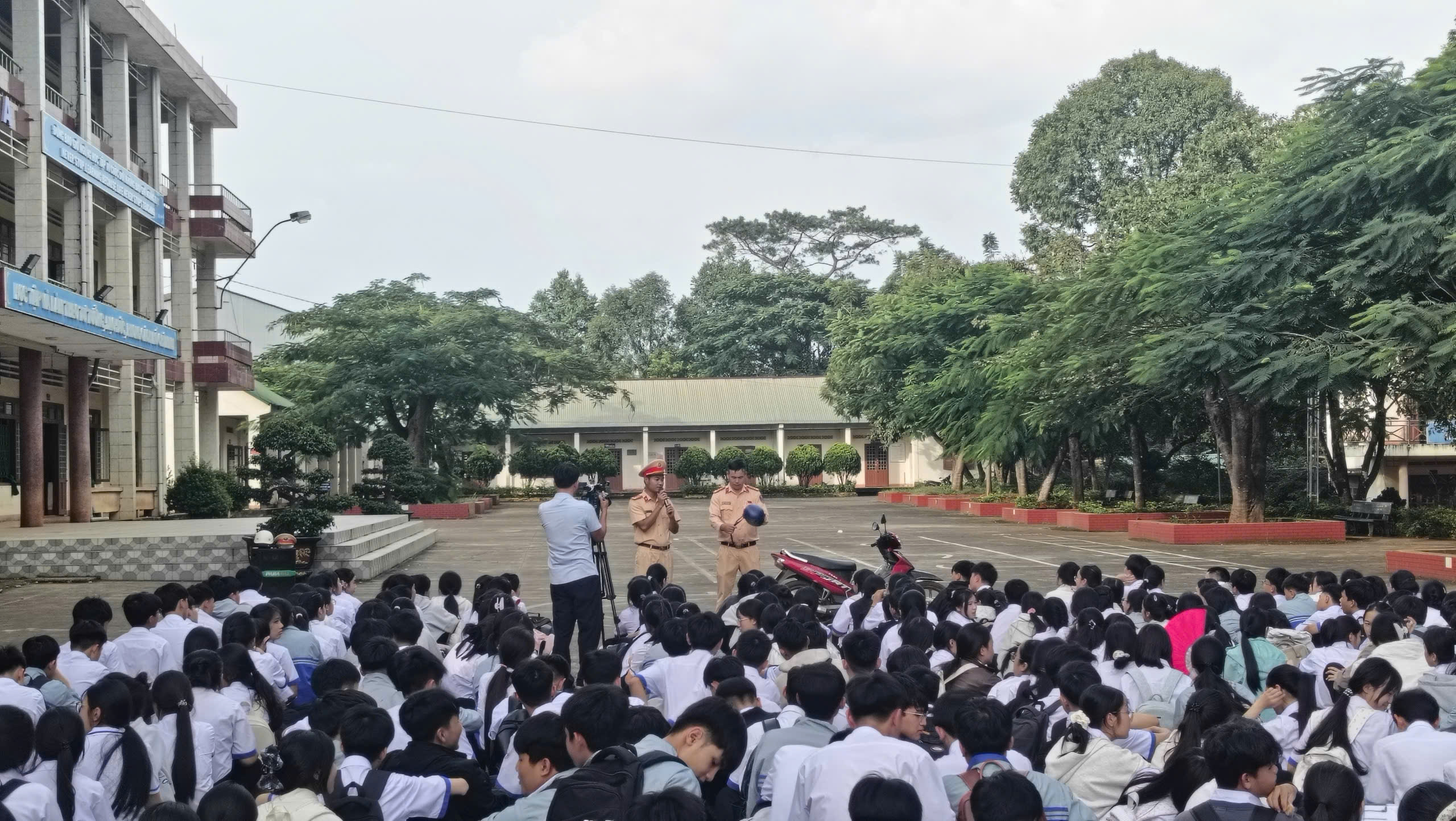TUYÊN TRUYỀN, PHỔ BIẾN GIÁO DỤC PHÁP LUẬT VỀ AN TOÀN GIAO THÔNG VÀ HƯỚNG DẪN KỸ NĂNG LÁI XE AN TOÀN