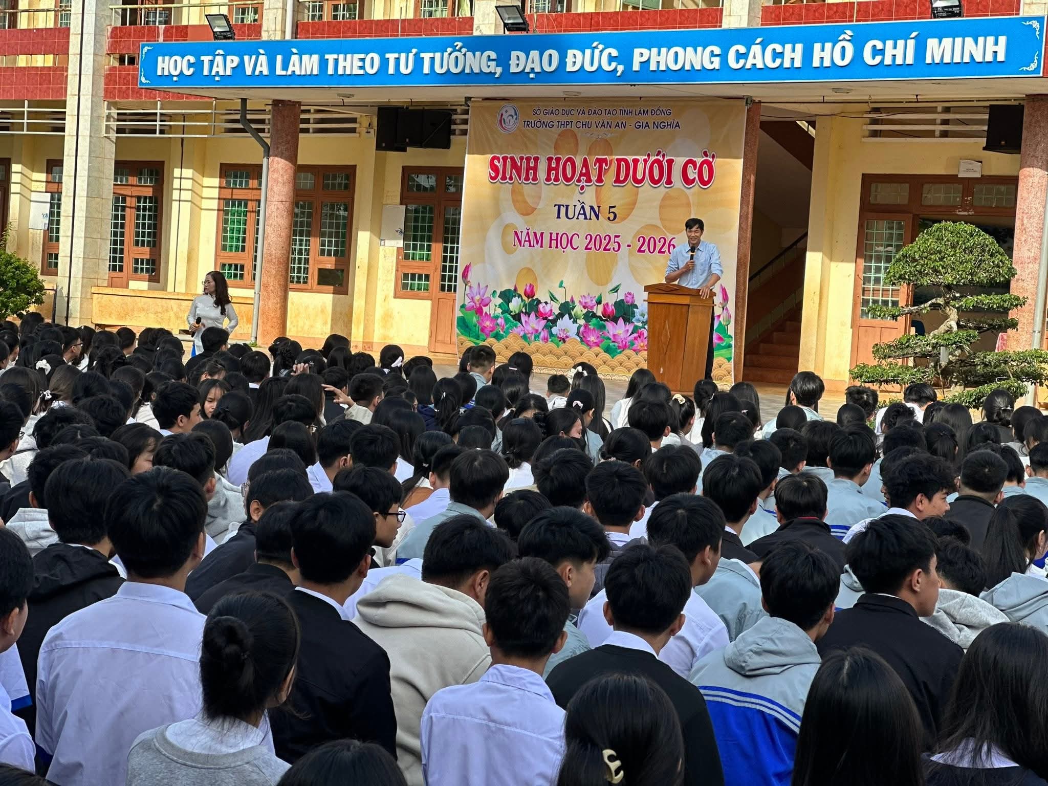 SINH HOẠT DƯỚI CỜ – TUẦN 5 Chủ đề: Tuổi trẻ Trường THPT Chu Văn An – Gia Nghĩa sống và học tập theo Hiến pháp và Pháp luật.