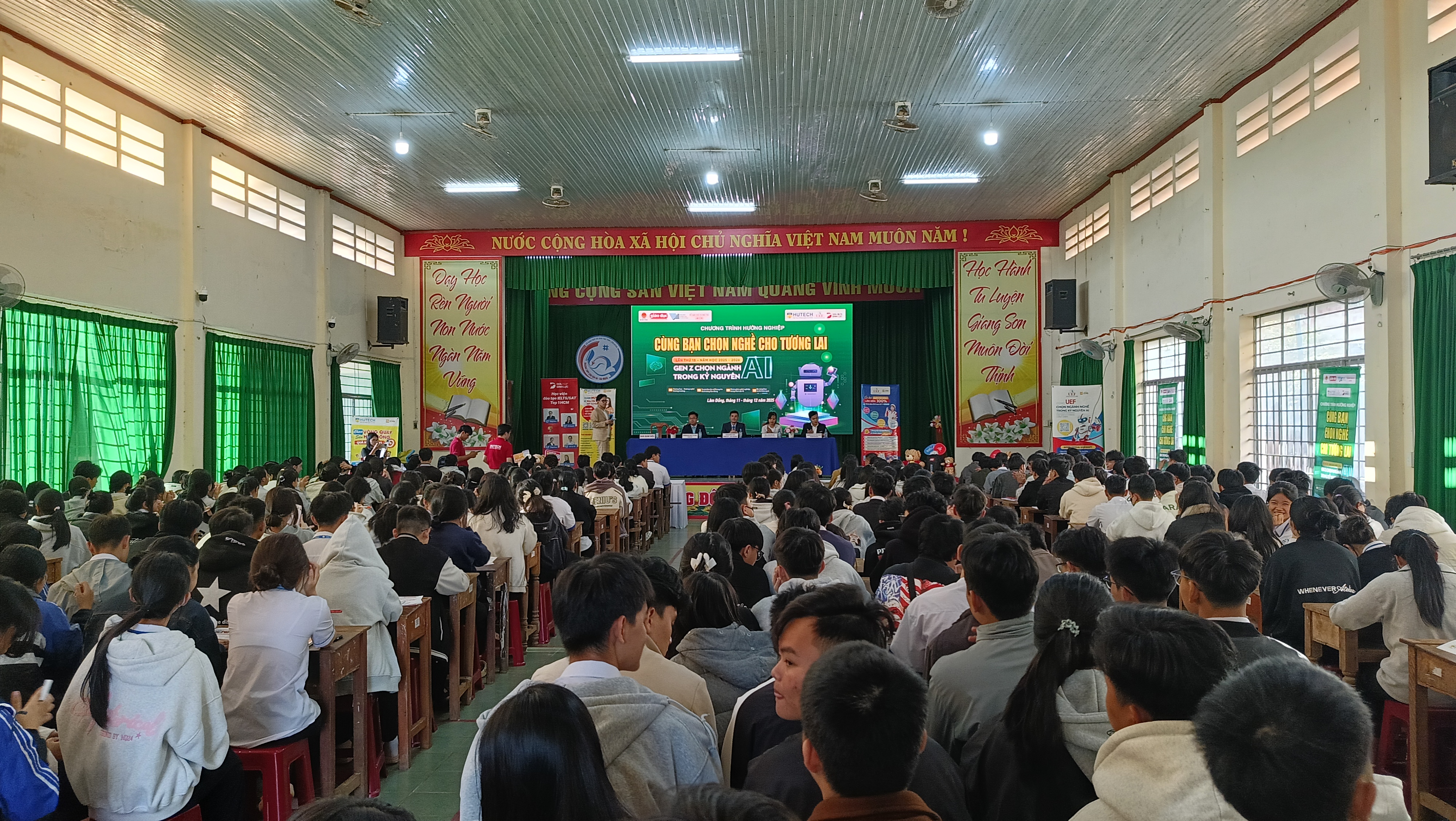 CHƯƠNG TRÌNH HƯỚNG NGHIỆP – ĐỒNG HÀNH CÙNG 12 CHỌN NGHỀ TƯƠNG LAI