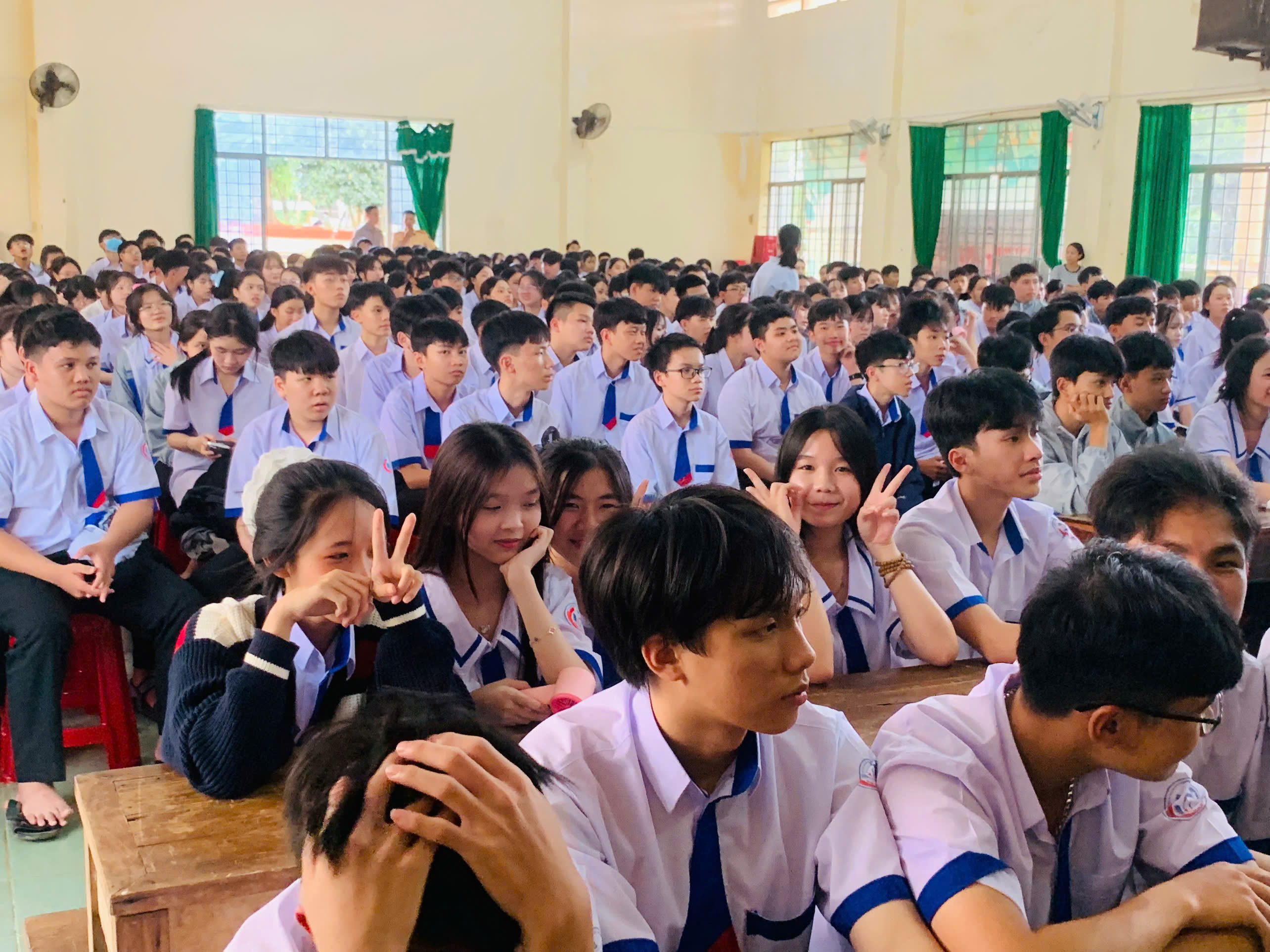SÔI NỔI BUỔI TUYÊN TRUYỀN LUẬT GIAO THÔNG CHO HỌC SINH KHỐI 10 TRƯỜNG THPT CHU VĂN AN – GIA NGHĨA