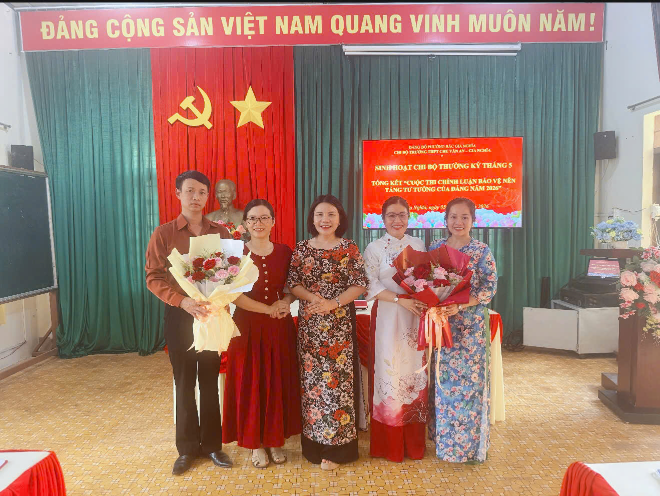 CHI BỘ TRƯỜNG THPT CHU VĂN AN – GIA NGHĨA TỔ CHỨC SINH HOẠT CHI BỘ THÁNG 5/2026 VÀ TỔNG KẾT CUỘC THI CHÍNH LUẬN VỀ BẢO VỆ NỀN TẢNG TƯ TƯỞNG CỦA ĐẢNG NĂM 2026