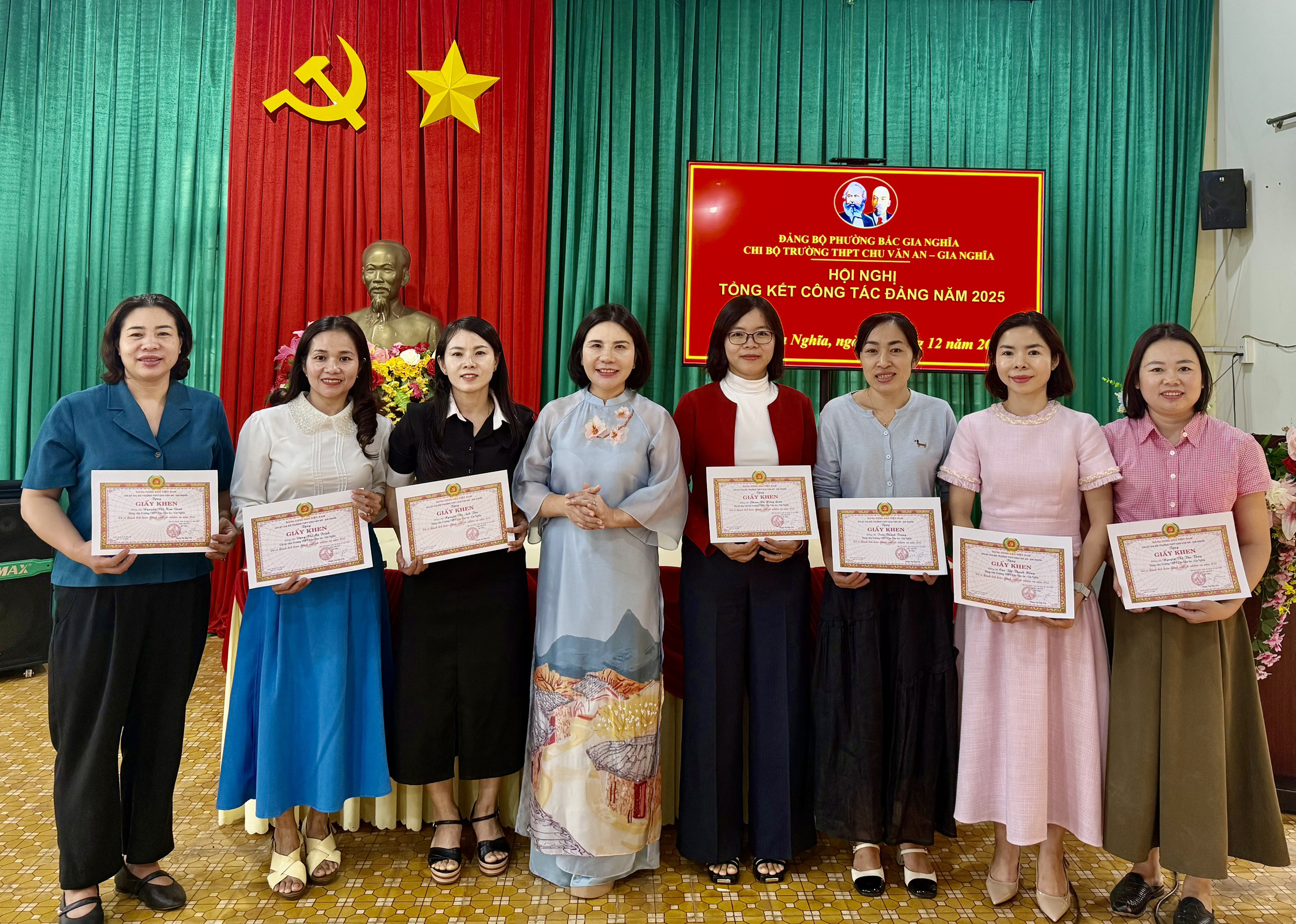 HỘI NGHỊ TỔNG KẾT CÔNG TÁC ĐẢNG NĂM 2025, KHEN THƯỞNG ĐẢNG VIÊN HOÀN THÀNH XUẤT SẮC NHIỆM VỤ VÀ LỄ KẾT NẠP ĐẢNG VIÊN MỚI