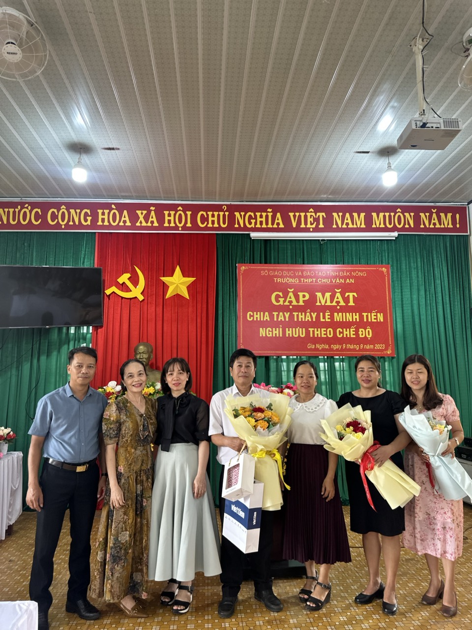 Trường THPT Chu Văn An: Gặp mặt, chia tay nguyên Cán bộ quản lý nghỉ hưu theo chế độ