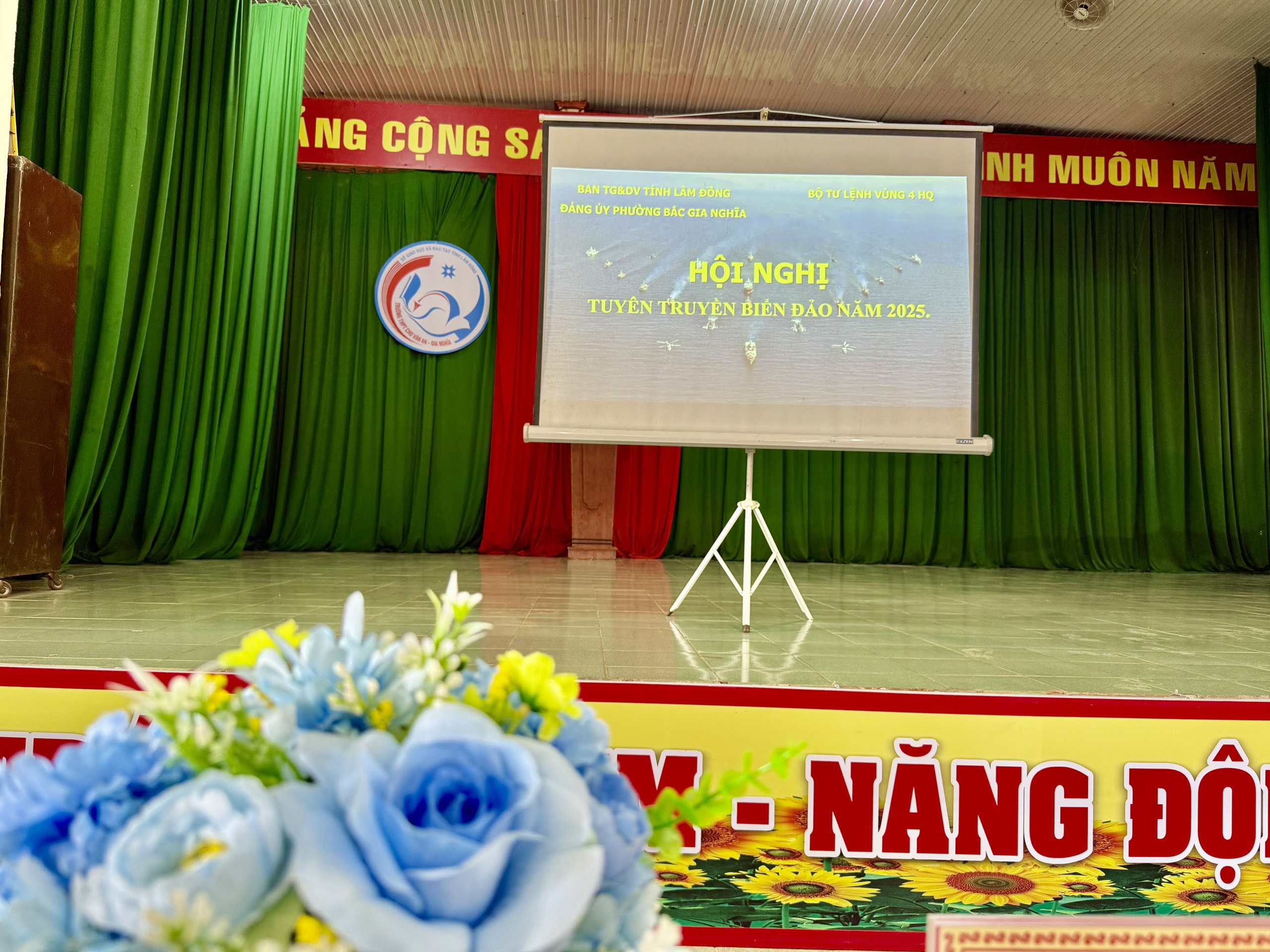 LAN TỎA TÌNH YÊU BIỂN ĐẢO TỪ BUỔI TUYÊN TRUYỀN CỦA LỮ ĐOÀN 162 – VÙNG 4 HẢI QUAN  TẠI TRƯỜNG THPT CHU VĂN AN – GIA NGHĨA