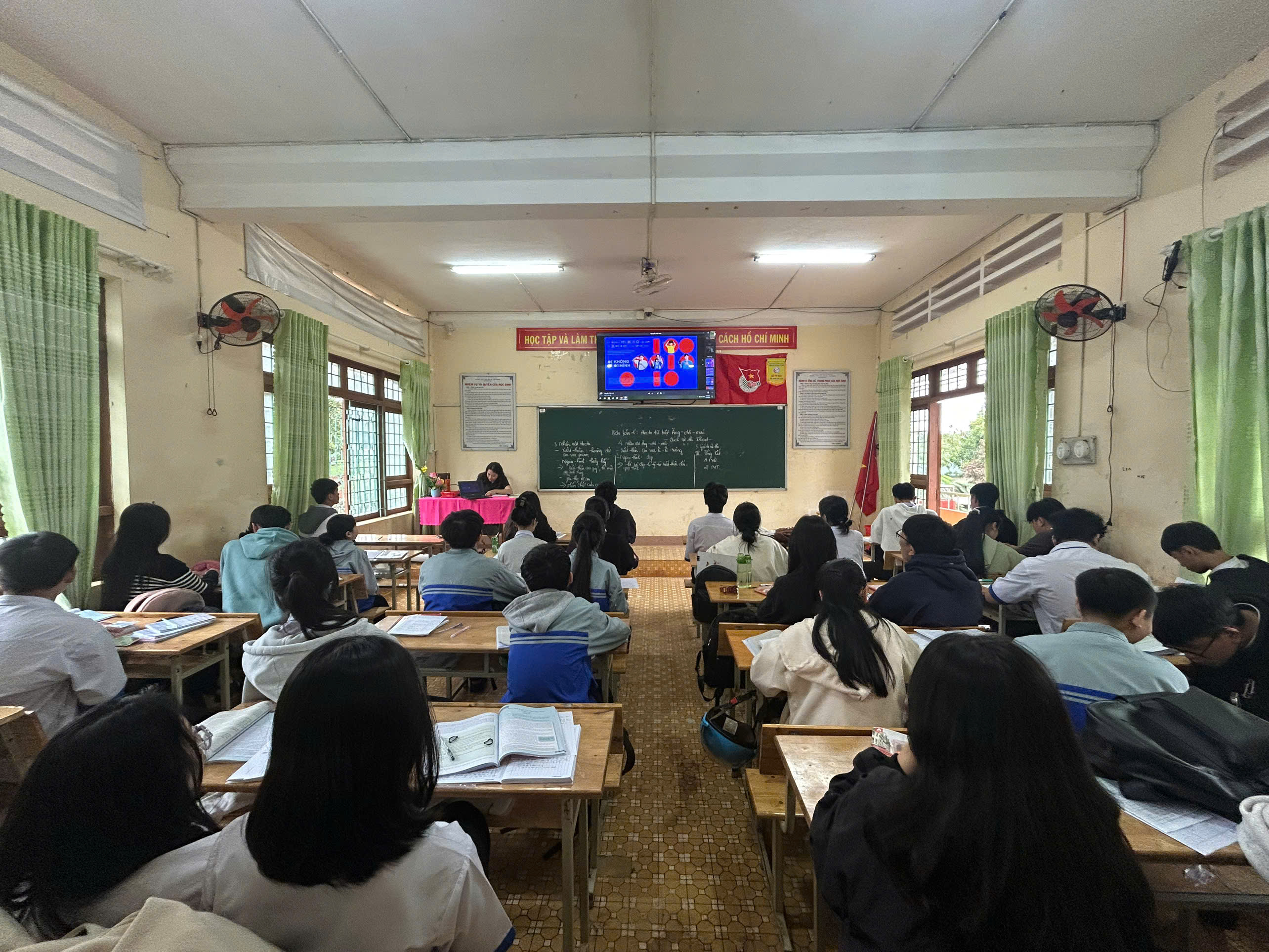 Học sinh Trường THPT Chu Văn An – Gia Nghĩa tham gia Chiến dịch “Không một mình – Cùng nhau an toàn trực tuyến”