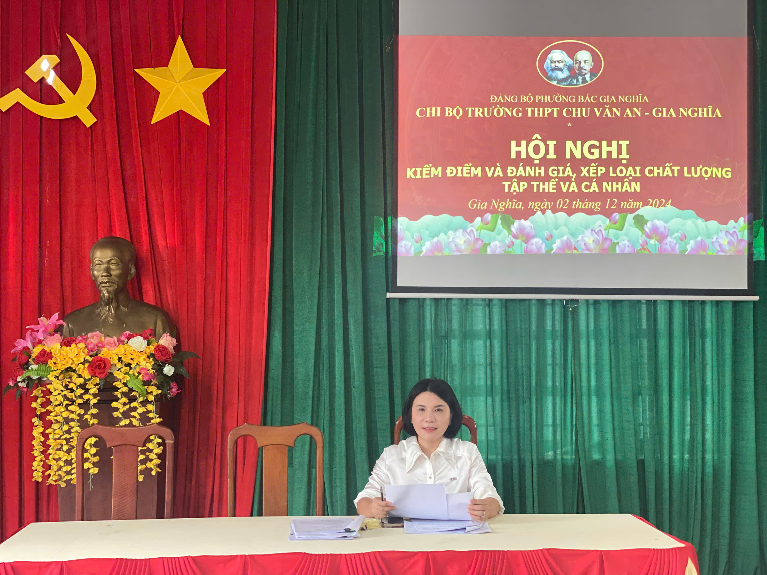 CHI BỘ TRƯỜNG TRUNG HỌC PHỔ THÔNG CHU VĂN AN – GIA NGHĨA TỔ CHỨC HỘI NGHỊ KIỂM ĐIỂM, ĐÁNH GIÁ VÀ XẾP LOẠI TẬP THỂ TỔ CHỨC CƠ SỞ ĐẢNG VÀ ĐẢNG VIÊN NĂM 2025