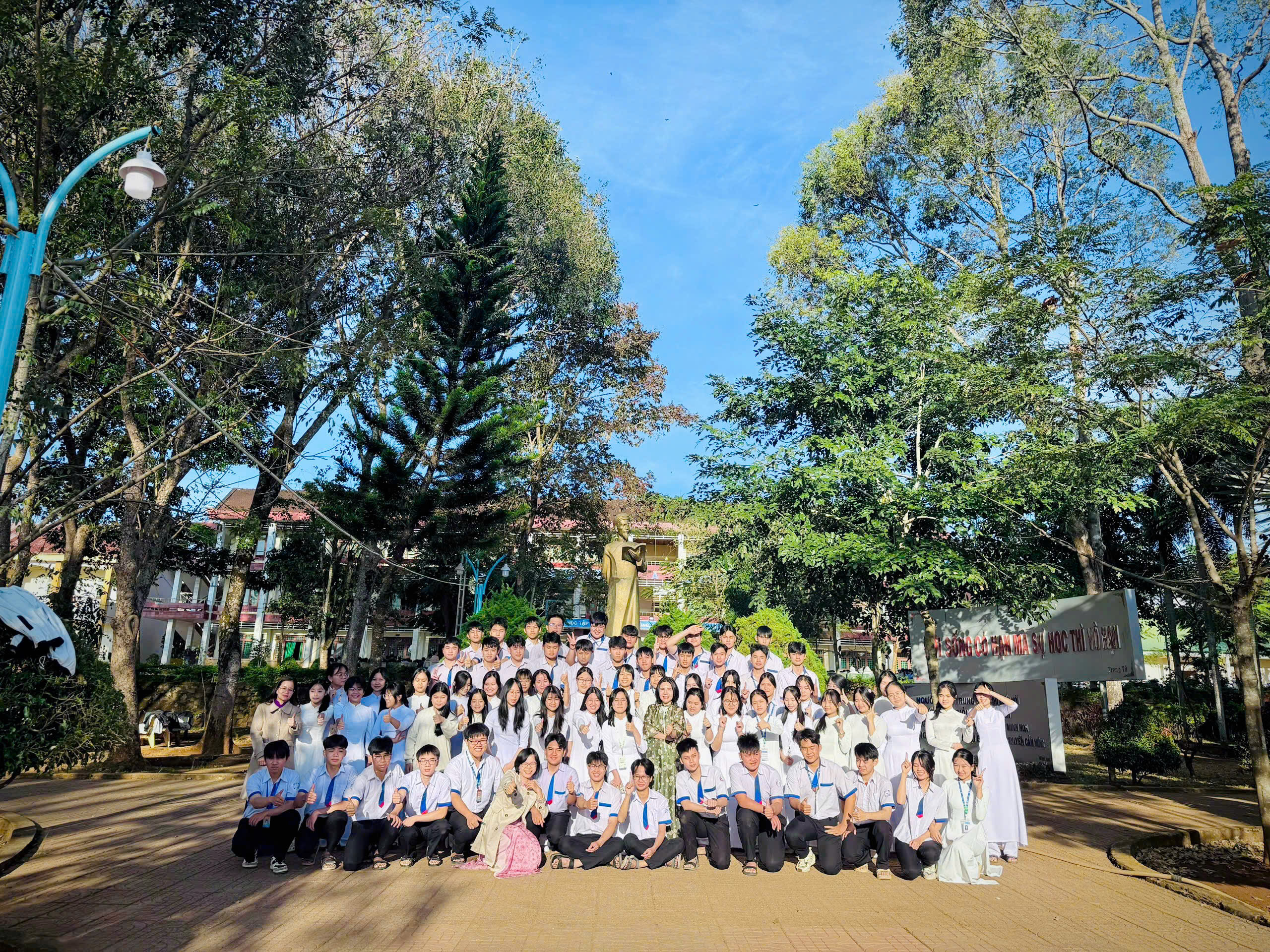 TRƯỜNG THPT CHU VĂN AN – GIA NGHĨA TỔ CHỨC LỄ XUẤT QUÂN ĐỘI TUYỂN DỰ THI HỌC SINH GIỎI THPT CẤP TỈNH NĂM HỌC 2025 – 2026