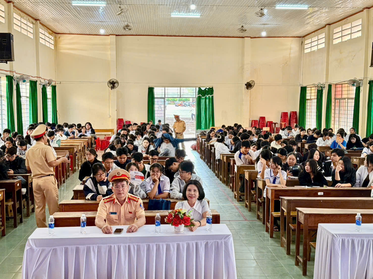 TRƯỜNG THPT CHU VĂN AN – GIA NGHĨA: TUYÊN TRUYỀN PHỔ BIẾN PHÁP LUẬT VỀ AN TOÀN GIAO THÔNG VÀ HƯỚNG DẪN KỸ NĂNG LÁI XE MÁY AN TOÀN CHO HỌC SINH 