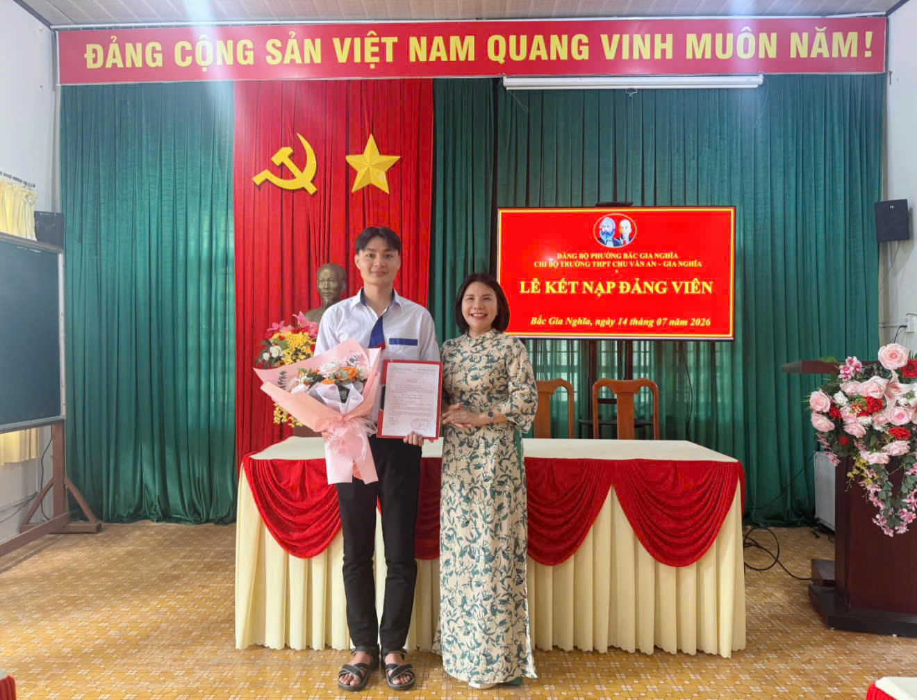 CHI BỘ TRƯỜNG THPT CHU VĂN AN – GIA NGHĨA TỔ CHỨC LỄ KẾT NẠP ĐẢNG VIÊN CHO QUẦN CHÚNG ƯU TÚ HUỲNH HUY HOÀNG CHI BỘ TRƯỜNG THPT CHU VĂN AN – GIA NGHĨA TỔ CHỨC LỄ KẾT NẠP ĐẢNG VIÊN CHO QUẦN CHÚNG ƯU TÚ HUỲNH HUY HOÀNG