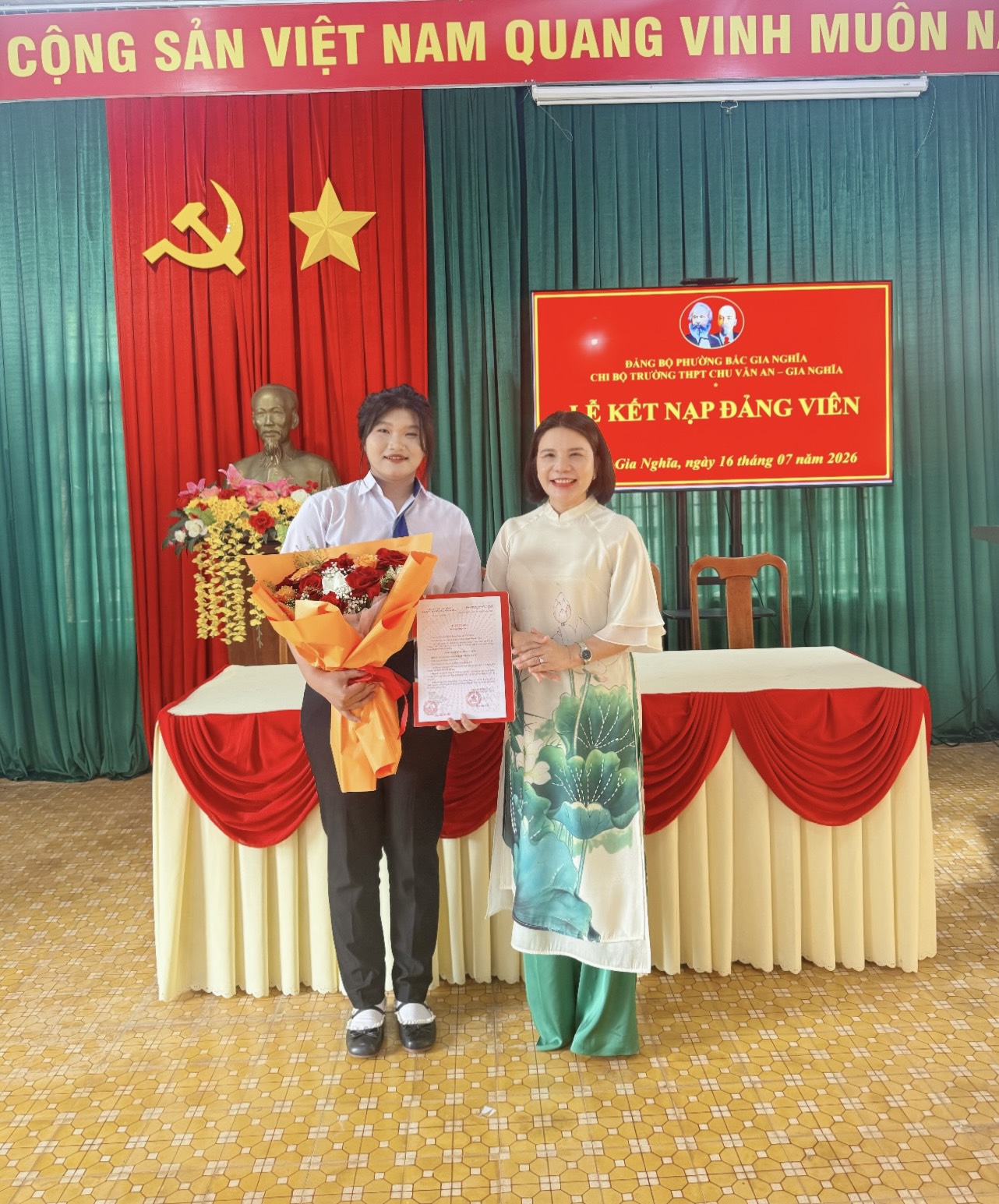 CHI BỘ TRƯỜNG THPT CHU VĂN AN – GIA NGHĨA TỔ CHỨC LỄ KẾT NẠP ĐẢNG VIÊN CHO QUẦN CHÚNG ƯU TÚ PHẠM THANH TRÚC CHI BỘ TRƯỜNG THPT CHU VĂN AN – GIA NGHĨA TỔ CHỨC LỄ KẾT NẠP ĐẢNG VIÊN CHO QUẦN CHÚNG ƯU TÚ PHẠM THANH TRÚC